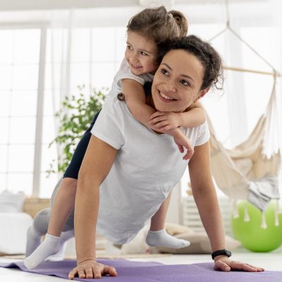full-shot-smiley-woman-kid full-shot-smiley-woman-kid